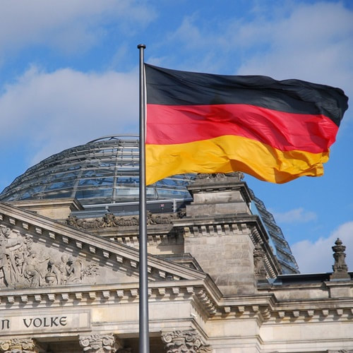 German flag at the German parliament, photo by Jörn Heller from Pixabay.